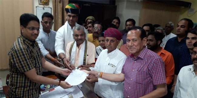भाजपाइयों ने सामूहिक दुष्कर्म पर राज्य सरकार को घेरा, राज्यपाल के नाम सौंपा ज्ञापन