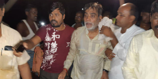 बाढ़ क्षेत्र का दौरा कर रहे पूर्व मंत्री रामकृपाल उफनती नदी में गिरे, हादसे में बाल-बाल बची जान