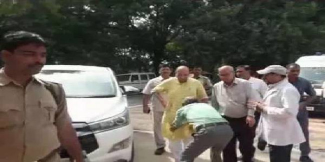 नशे में धुत वार्ड बॉय ने स्वास्थ्य मंत्री के छुए पैर, आशीर्वाद में मिला निलंबन