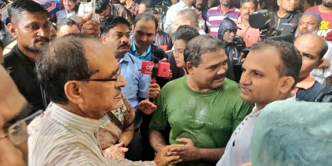 भोपाल नाव हादसा : शिवराज सिंह चौहान ने जांच पर उठाए सवाल, लिपटकर रो पड़े पीड़ित परिवार