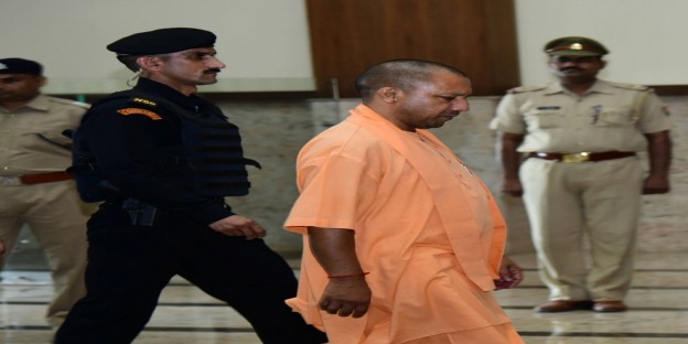 CM योगी का फरमान बेअसर, 9 बजे तक दफ्तर नहीं पहुंचा कोई अफसर