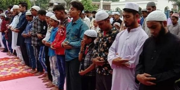कश्मीर में शांति के साथ मनाई जा रही ईद, बारामूला की मस्जिद में 10 हजार ने पढ़ी नमाज