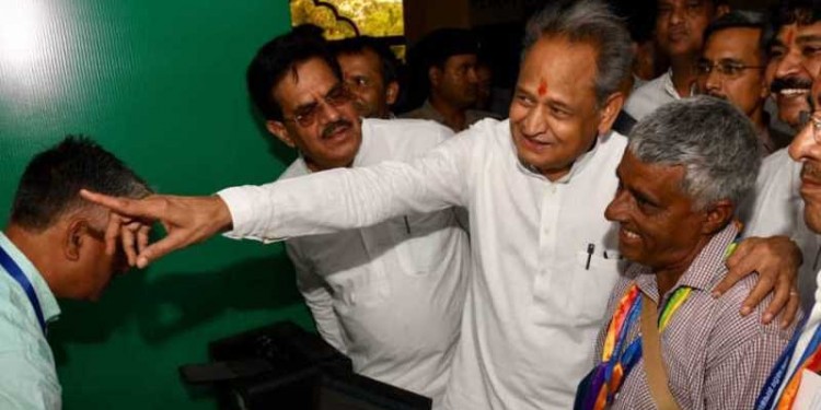 मुख्यमंत्री अशोक गहलोत ने किसानों से कहा- सरकार एहसान नहीं कर रही