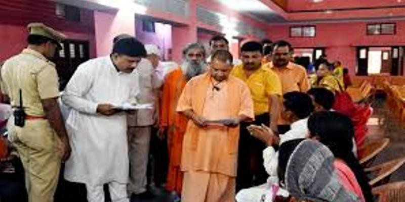 गोरखपुर में फरियादियों से मिले CM योगी, कहा- लापरवाही बर्दाश्त नहीं