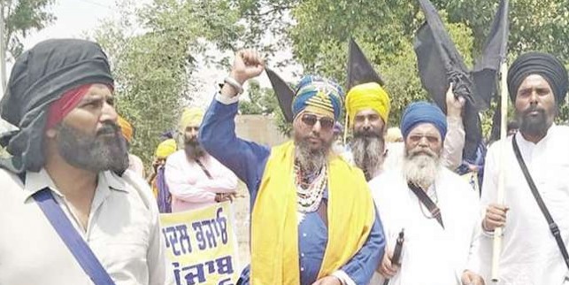 बाघापुराना में सुखबीर बादल के खिलाफ सिख संगठनों की नारेबाजी, दिखाए काले झंडे