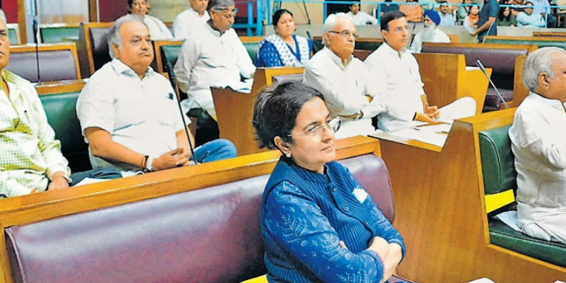 ग्रोवर को बर्खास्त करने की मांग, किलोमीटर स्कीम घोटाले पर कांग्रेस का वाॅकआउट