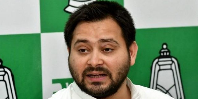 तेजस्वी का CM नीतीश पर तंज, 'चाचा जी आखिरी चरण में तो अपना घोषणा पत्र जारी कर दीजिए'
