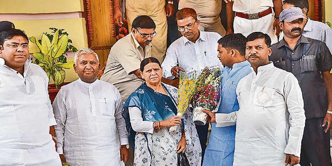स्वास्थ्य मंत्री के इस्तीफे पर अड़ा विपक्ष