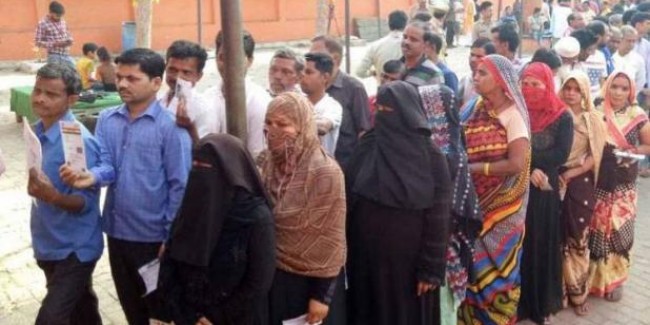 कहीं EVM खराब, कहीं मशीन लेकर भागे उपद्रवी, चौथे चरण की वोटिंग में हंगामा