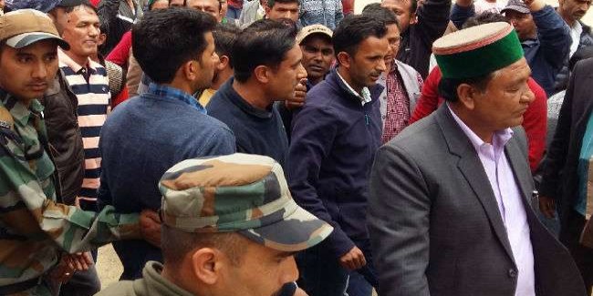 जनमंच में मंत्री सरवीण चौधरी और कांग्रेस विधायक में बहस