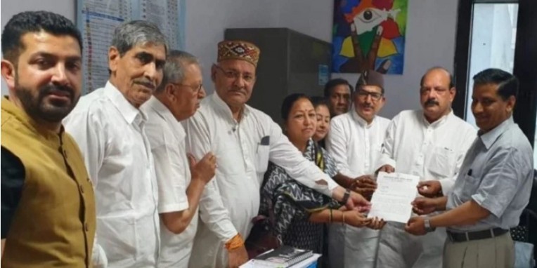 पीएम मोदी की 'साधना' पर बिफरी कांग्रेस, चुनाव आयोग से की वाराणसी से उम्मीदवारी निरस्त करने की मांग