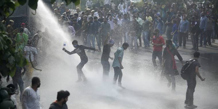 JNU में थमा नहीं बवाल, हॉस्टल फीस कम करने पर अड़े छात्र