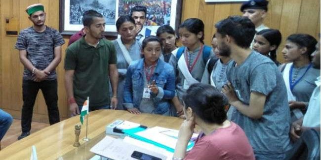ओवरलोडिंग पर सख्ती के बाद नहीं मिल रही बसें, कुल्लू में स्कूली बच्चों ने दिया धरना