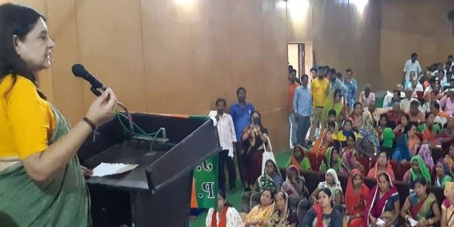 घूसखोरों-बेईमानों के बारे में हमें सूचित करें, किसी को एक रुपए ना दें : मेनका गांधी