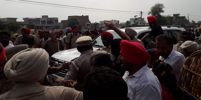 टीचर यूनियन ने खेल मंत्री को घेरा, धक्का मुक्की के बाद पुलिस ने किया लाठीचार्ज, कई महिला टीचर बेहोश
