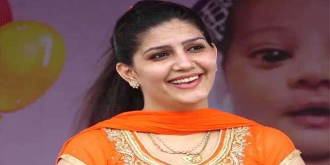 सपना चौधरी पर गरमाई सियासत, जानें हरियाणवी डांसर ने कैसे दिया करारा जवाब