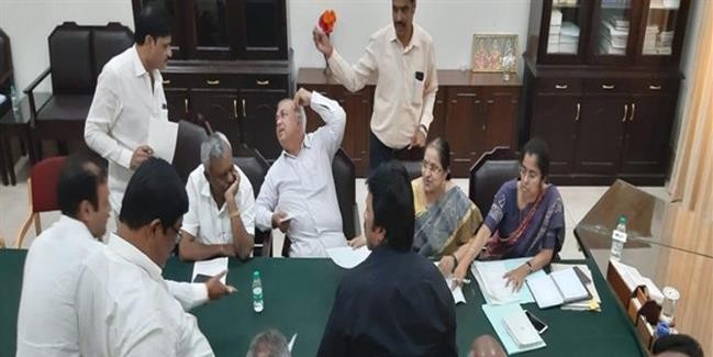 Dissident Karnataka MLAs being flown to Goa