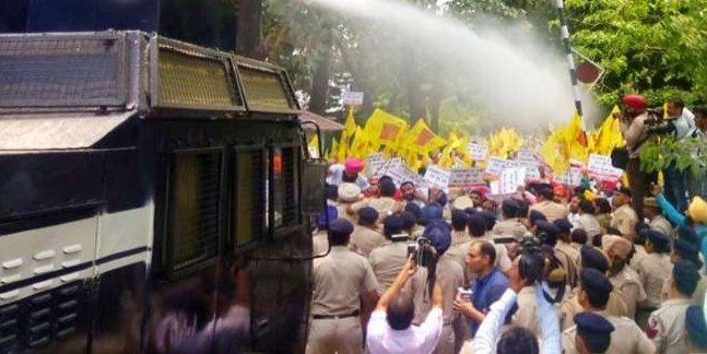 सीएम हाउस घेरने गए लोक इंसाफ पार्टी समर्थकों पर चली वाटर कैनन, विधायक सिमरजीत बैंस को हिरासत में लिया