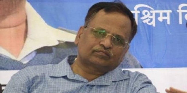 द्वारका में बीच सड़क लोगों ने केजरीवाल के मंत्री को कार में किया बंद