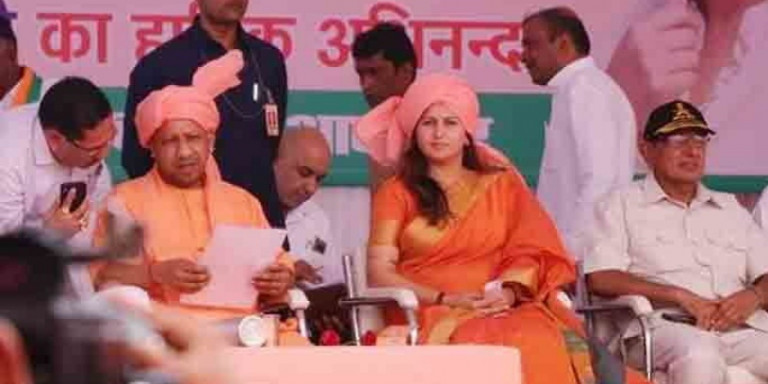 सोनाली के प्रचार में पहुंचे योगी, बोले- 51 साल मर्दों का राज देखा, अब वीरांगना को मौका दें