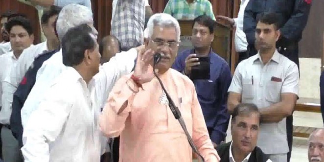 चाय पर चर्चा करने पहुंचे मंत्री ग्रोवर के कार्यक्रम में हंगामा, वकील ने जड़े जात-पात की राजनीति के आरोप