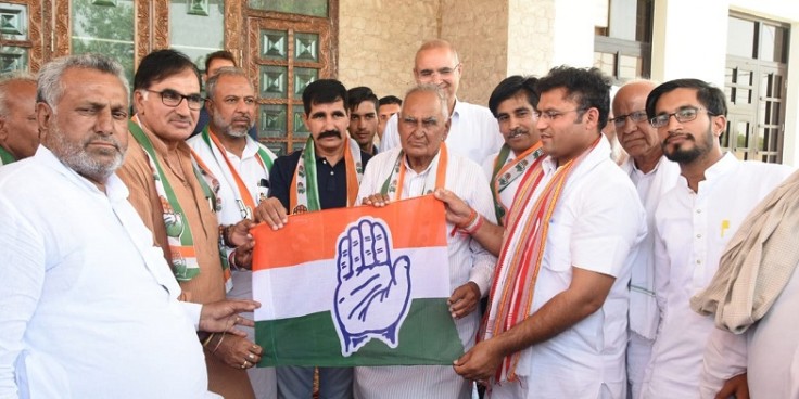 भाजपा को बड़ा झटका, पूर्व विधायक और उनके बेटे ने बीजेपी छोड़ थामा कांग्रेस का हाथ