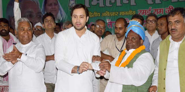 RJD में फिर लौटे रमई राम, तेजस्वी ने दिलाई सदस्यता; कहा- अनुभव का मिलेगा लाभ