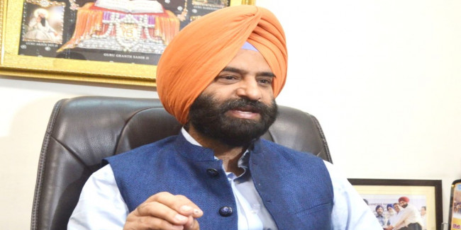 दिल्ली के विधायक ने किसे कहा नशेड़ी, बॉलीवुड से जुड़ा कनेक्शन, कांग्रेस नेता ने भी किया ट्वीट