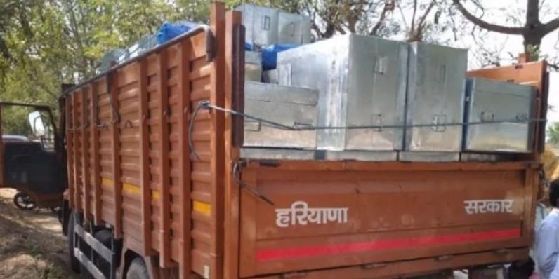 ईवीएम केंद्र में घुसा संदूकों से भरा संदिग्ध कैंटर, कांग्रेस का हंगामा, पीछे लिखा- हरियाणा सरकार
