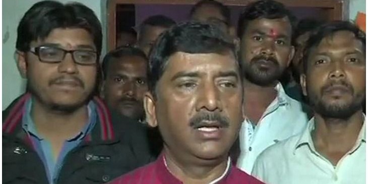 भरी सभा में MLA को जूतों से पीटना पड़ा महंगा BJP ने काटा शरद त्रिपाठी का टिकट