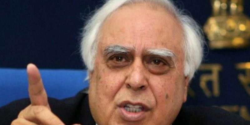 कपिल सिब्बल- जब जनता ने 'तीन तलाक' बोल दिया तो चर्चा से क्या फायदा?