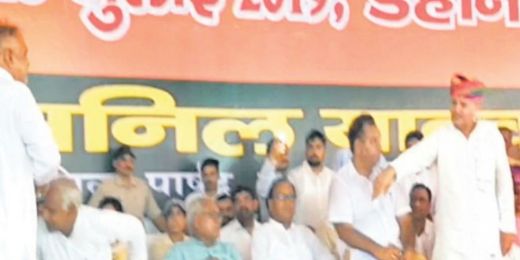 इंद्रजीत ने विधायक का भाषण रुकवाया, बोले-यहां काम किसी की चापलूसी से नहीं, हमारे रुतबे से हुए