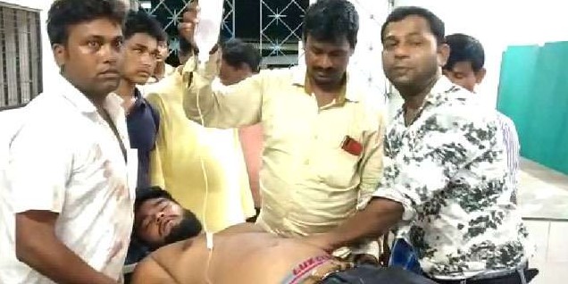 विधायक की मौजूदगी में तृणमूल कांग्रेस कार्यकर्ता को चाकू मारने से सनसनी