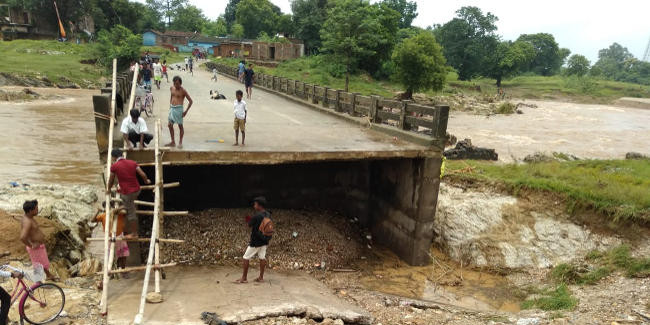 झारखंड : बाढ़ में बह गया पश्चिम सिंहभूम का इंदकाटा पुल, दर्जनों गांवों का संपर्क कटा, सरकारी व निजी स्कूल बंद