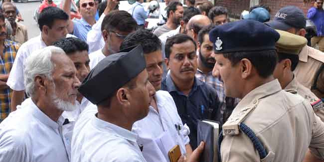 पुलिस ने उठाई नेताजी की कार, कार्यकर्ताओं ने लगा दिया सड़क पर जाम
