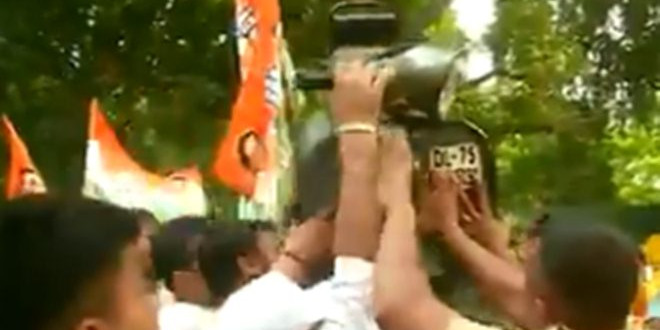 Congress Workers Protest Outside Nitin Gadkari's Residence Against Traffic Rules