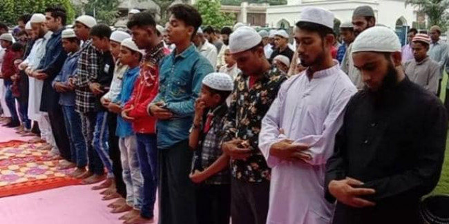 कश्मीर में शांति के साथ मनी ईद, अकेले बारामूला की मस्जिद में 10 हजार ने पढ़ी नमाज
