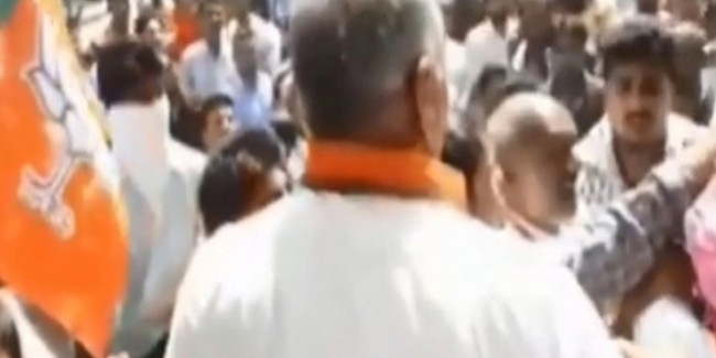 भाजपा प्रत्याशी की चुनावी सभा में बीजेपी के दो नेताओं के बीच जूतम-पैजार
