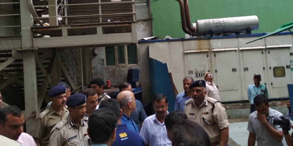 अरुण जेटली के लिए दुआओं का दौर जारी, हाल-चाल जानने एम्स पहुंचे केजरीवाल