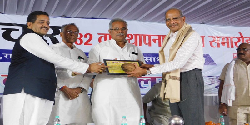 मुख्यमंत्री भूपेश बघेल ने किया अखिल भारतीय कवि सम्मेलन में शिरकत