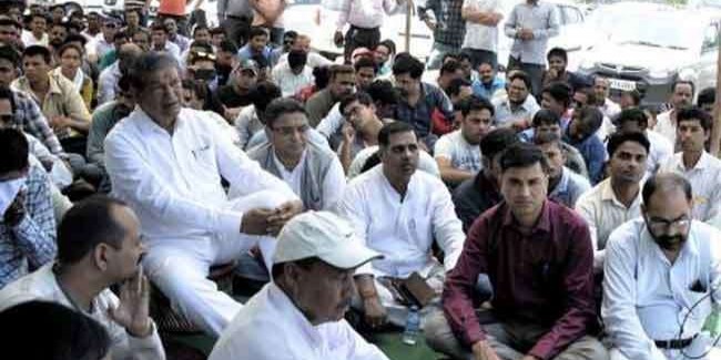 108 के पूर्व कर्मचारियों संग उपवास पर बैठे हरीश रावत, सरकार पर लगाए आरोप