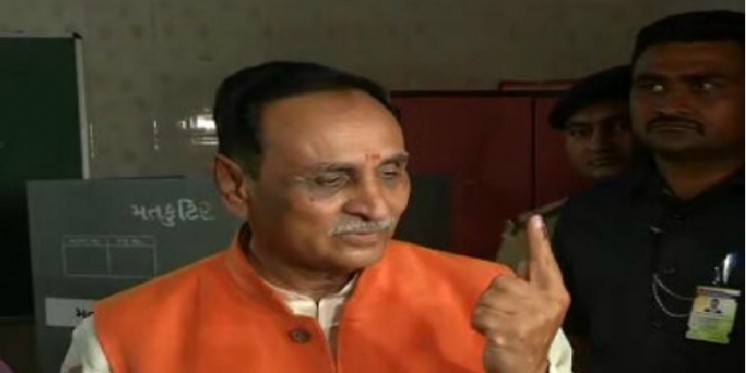 वोट डालने पहुंचे रूपाणी ने याद दिलाया पुलवामा- उरी का बदला