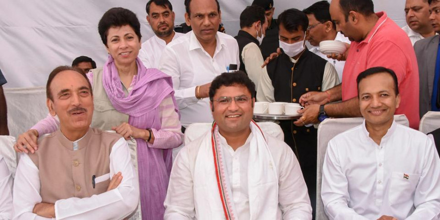 370 पर घिरने के बाद बैकफुट पर कांग्रेस, हरियाणा में पोस्टर से आजाद 'आउट'