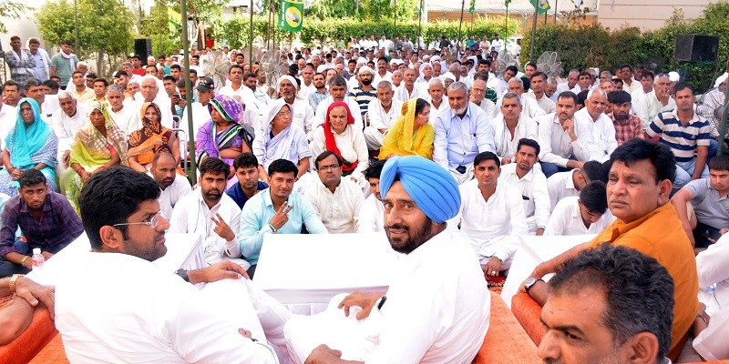 भाजपाइयों में घमंड और कांग्रेसी एक दूसरे की टांग खिंचाई करने में लगे हुए- दुष्यंत चौटाला