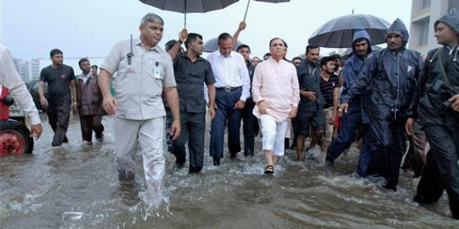 वडोदरा में बाढ़ जैसे हालात, 4 की मौत, सुरक्षित स्थानों पर पहुंचाए गए 5 हजार लोग