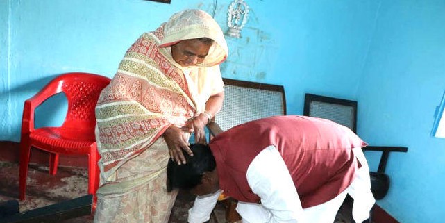 कांग्रेस प्रत्याशी कालीचरण मुंडा की मां से आशीर्वाद लेने पहुंचे अर्जुन मुंडा