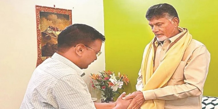 मिशन गठबंधन में जुटे नायडू येचुरी-केजरी से मिले, माया-अखिलेश से आज मिलेंगे