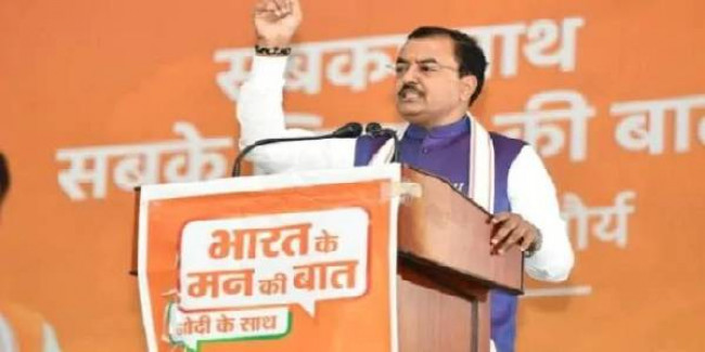 UP: डिप्टी CM की सुरक्षा में सेंध, मंच के पास राइफल लेकर पहुंचा शख्स