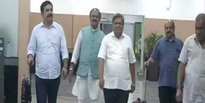 दिल्ली पहुंचे कर्नाटक BJP के नेता, आज अमित शाह और जेपी नड्डा से करेंगे मुलाकात