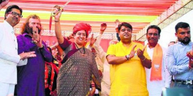देश हित में काम करने वाले दल को दें वोट : स्मृति